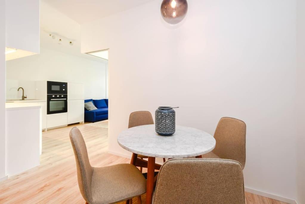 New Modern Apartment In City Center Bratislava Bagian luar foto