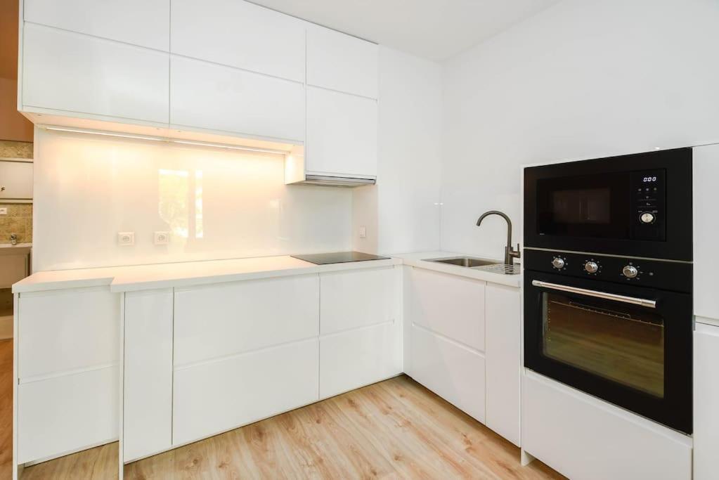 New Modern Apartment In City Center Bratislava Bagian luar foto