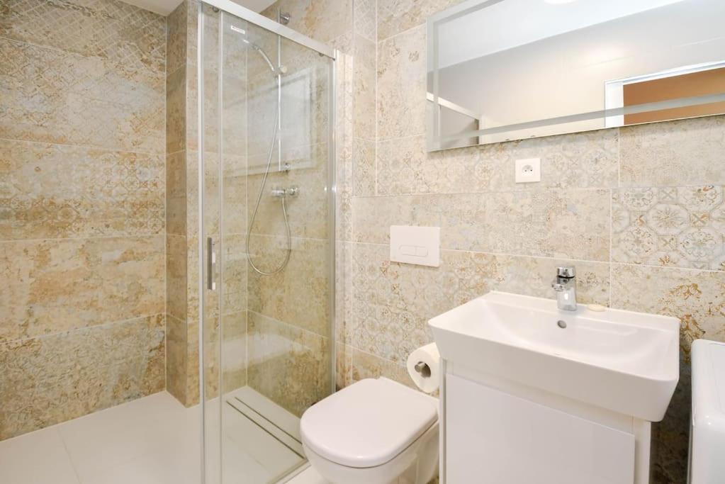 New Modern Apartment In City Center Bratislava Bagian luar foto