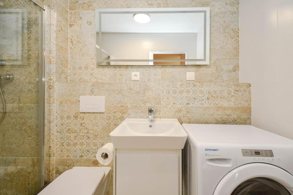 New Modern Apartment In City Center Bratislava Bagian luar foto